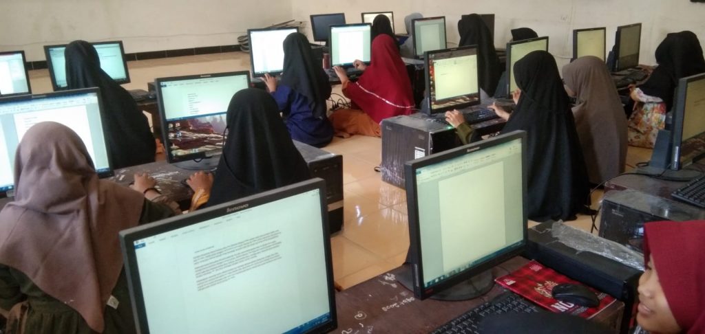 Praktek Komputer Santri Pondok Pesantren Nurul Furqon Siak
